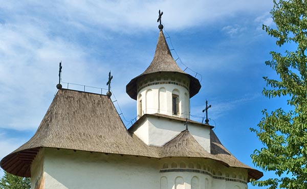 Acoperisul bisericii cu turla in stil moldovenesc