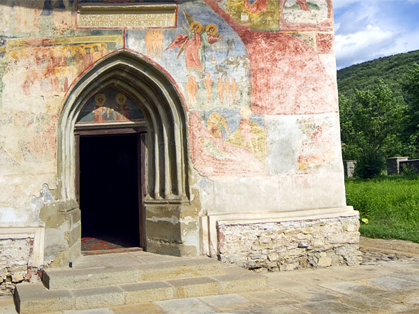 Portal de intrare in biserica in stil gotic